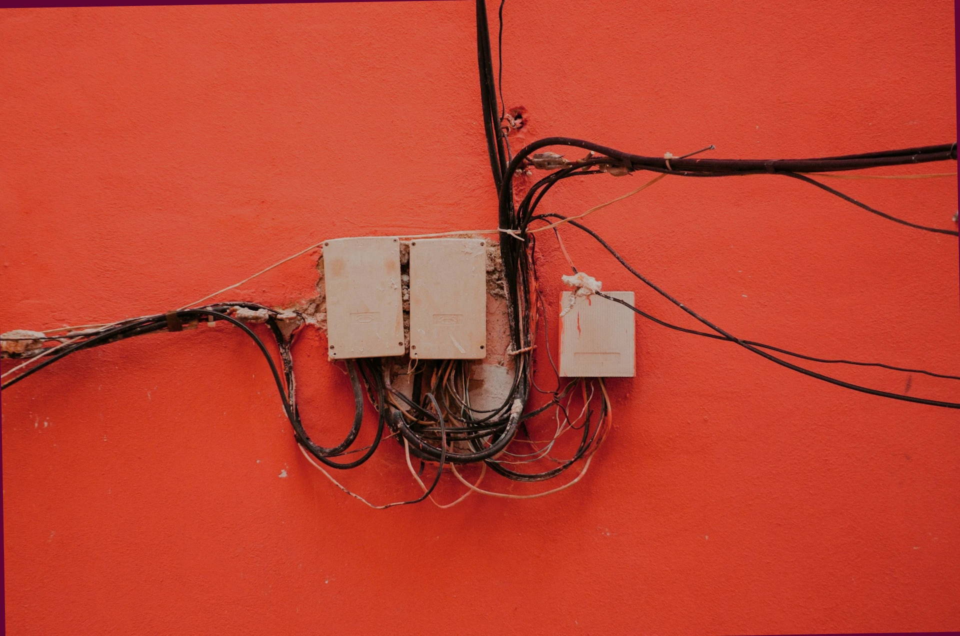 cablaggio elettrico sul muro